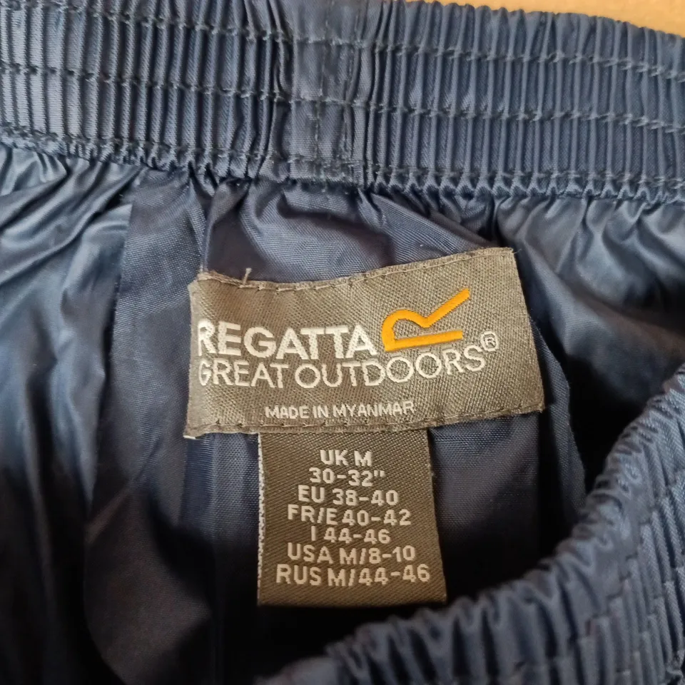 REGATTA GREAT OUTDOORS MEN'S NAVY TROUSERS, UK SIZE M (30-32)
