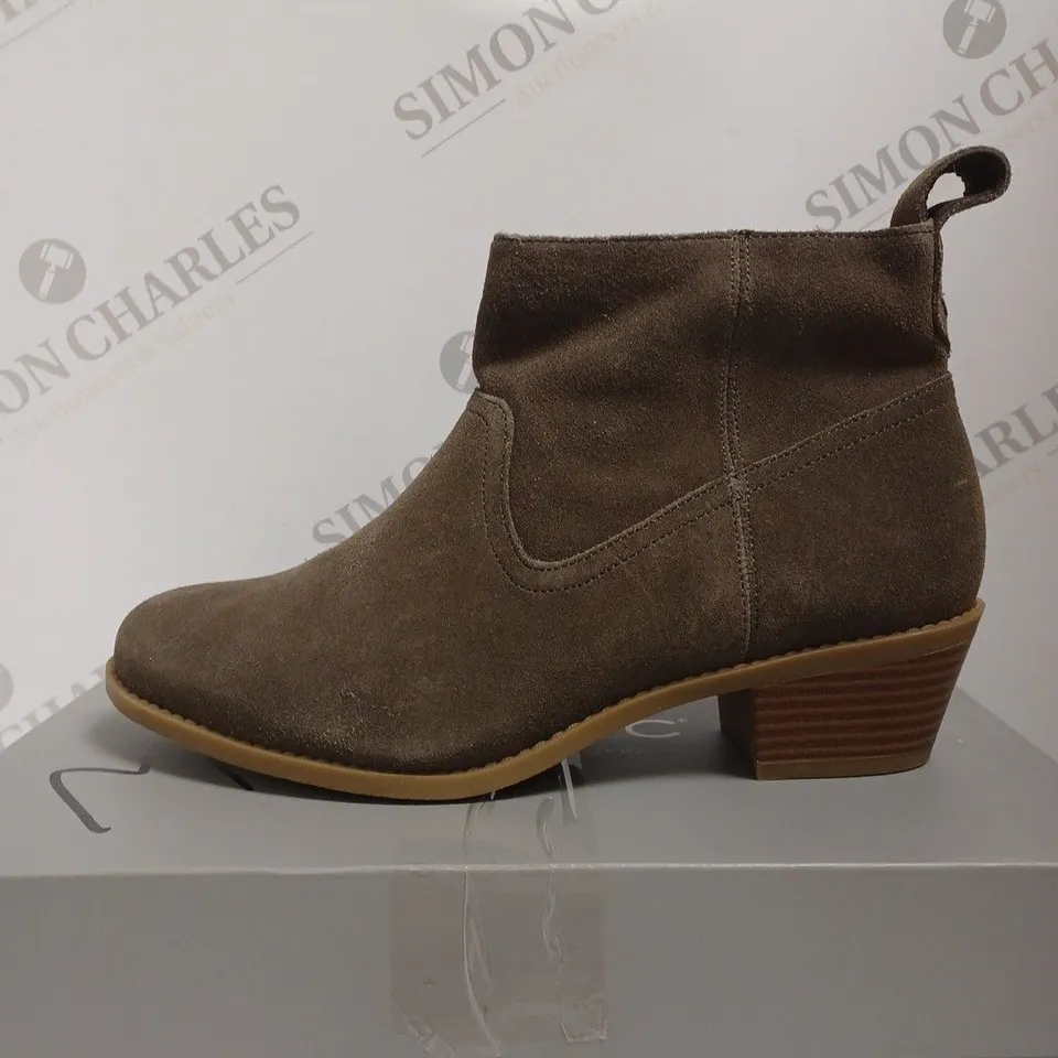 BOXED VIONIC VERA ANKLE BOOTS, GREIGE - SIZE 6 