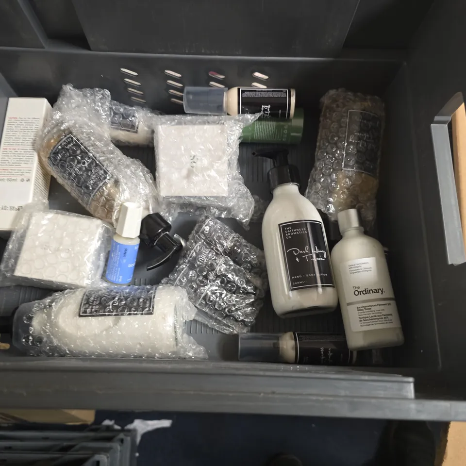 LOT OF APPROXIMATELY 25 ASSORTED HEALTH AND BEAUTY ITEMS TO INCLUDE CHILDS FARM MOISTURISER, SOLTAN SUN SPRAY AND QS DERMA ROLLER