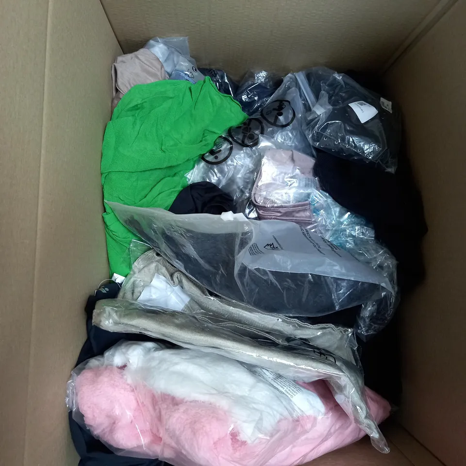 BOX OF APPROX 20 ASSORTED CLOTHING ITEMS TO INCLUDE WIND BREAKER, TROUSERS, CARDIGAN, ETC. 