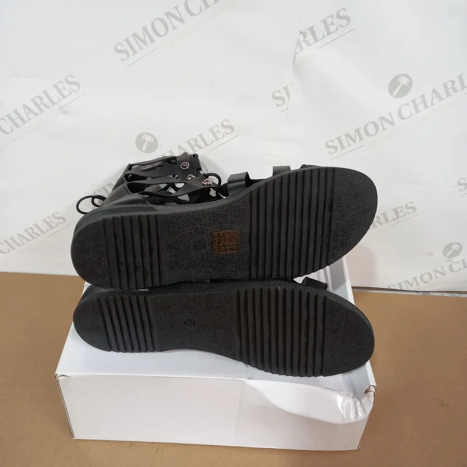 BOXED PAIR OF DESIGNER BLACK ROMAN STYLE SANDALS SIZE 38