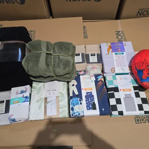 BOX OF APPROXIMATELY 8 ASSORTED BEDDING AND SOFT FURNISHING ITEMS TO INCLUDE - PILLOWCASES- BEDDING SET - TOWEL ETC.
