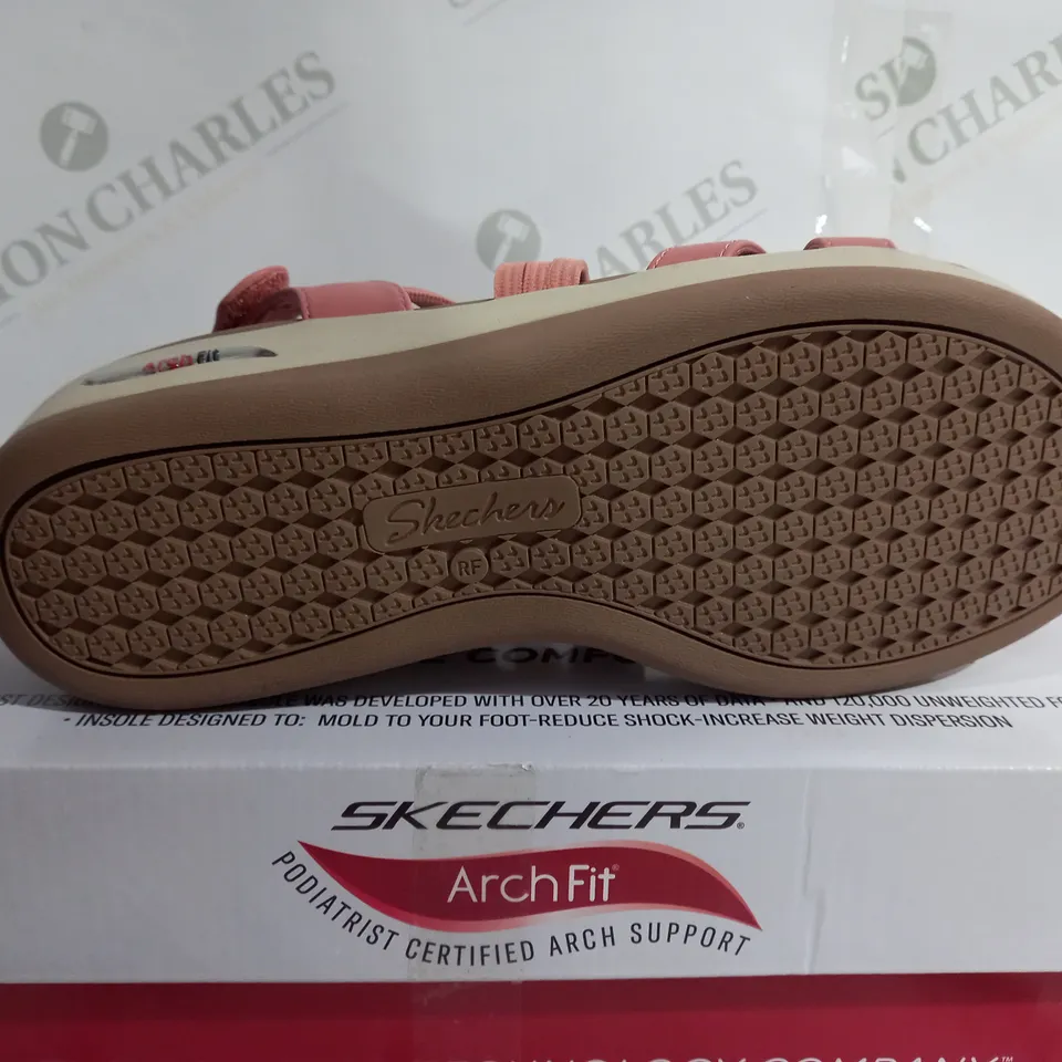 BOXED PAIR OF SKECHERS ARCHFIT HEELED OPEN TOE SANDALS - SIZE 6