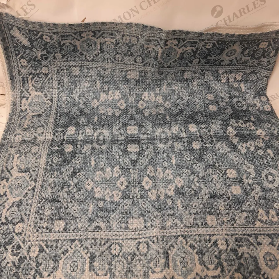 BLUE AND WHITE RUG 60X120CM
