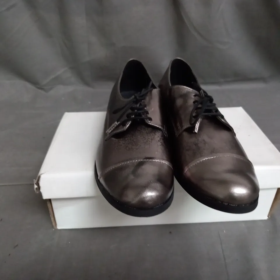 APPROXIMATELY 10 BOXED PAIRS OF METALLIC SHOES IN VARIOUS SIZES 