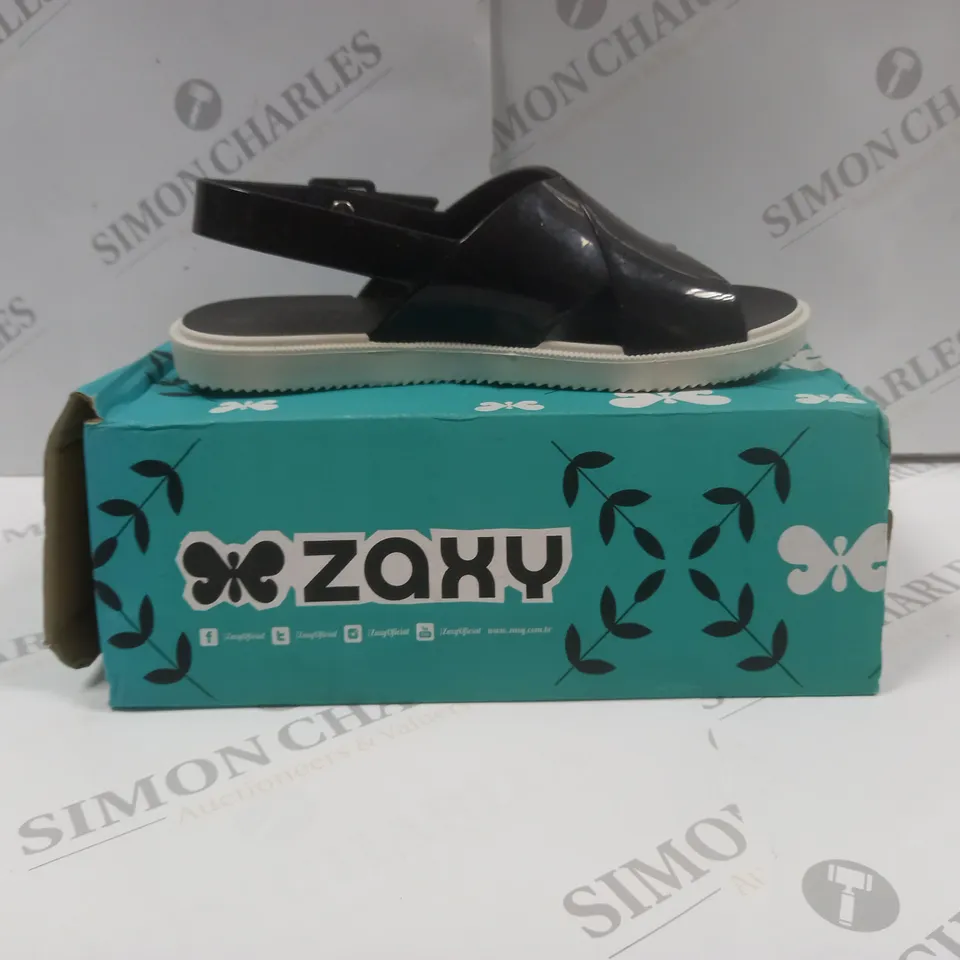 BOXED PAIR OF ZAXY MATCH SANDALS IN BLACK UK SIZE 5