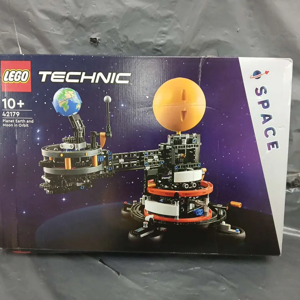 LEGO TECHNIC PLANET EARTH AND MOON IN ORBIT 42179