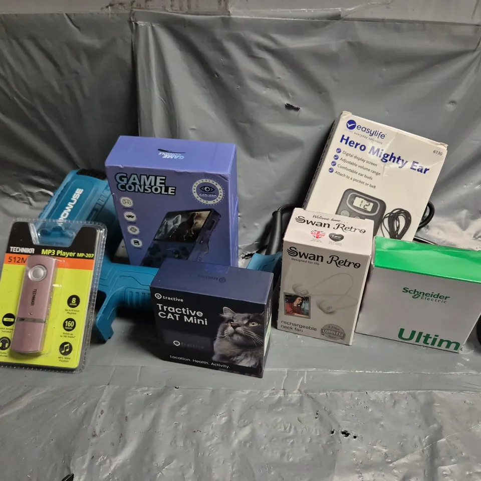 APPROXIMATELY 12 ASSORTED ELECTRICAL PRODUCTS & ACCESSORIES TO INCLUDE SWAN RETRO NECK FAN, PORTABLE GAMES CONSOLE, TRACTIVE CAT MINI, ETC