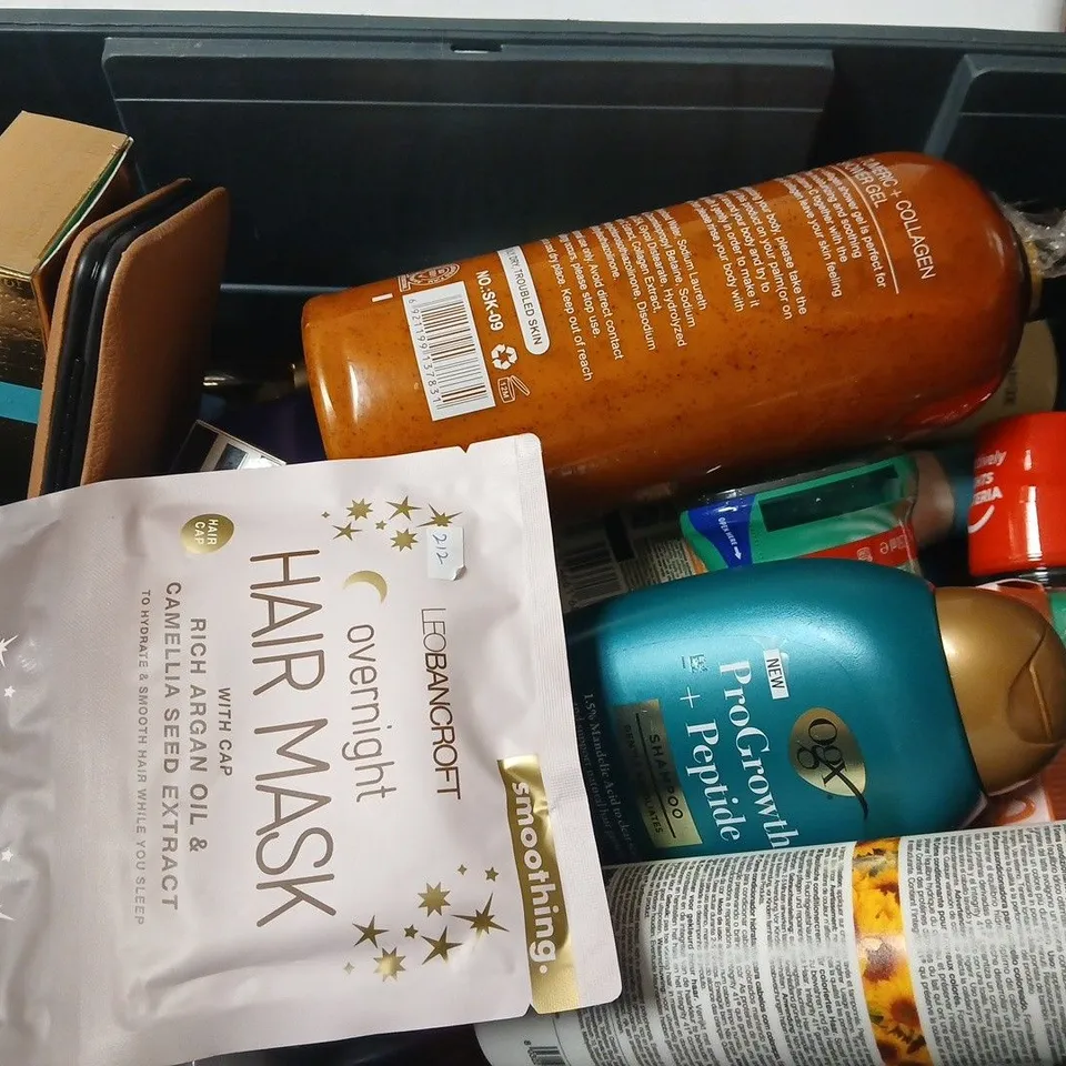 APPROXIMATELY 15 ASSORTED HEALTH & BEAUTY PRODUCTS TO INCLUDE OGX SHAMPOO, VASELINE, COLGATE SOFT MINT, ETC - COLLECTION ONLY