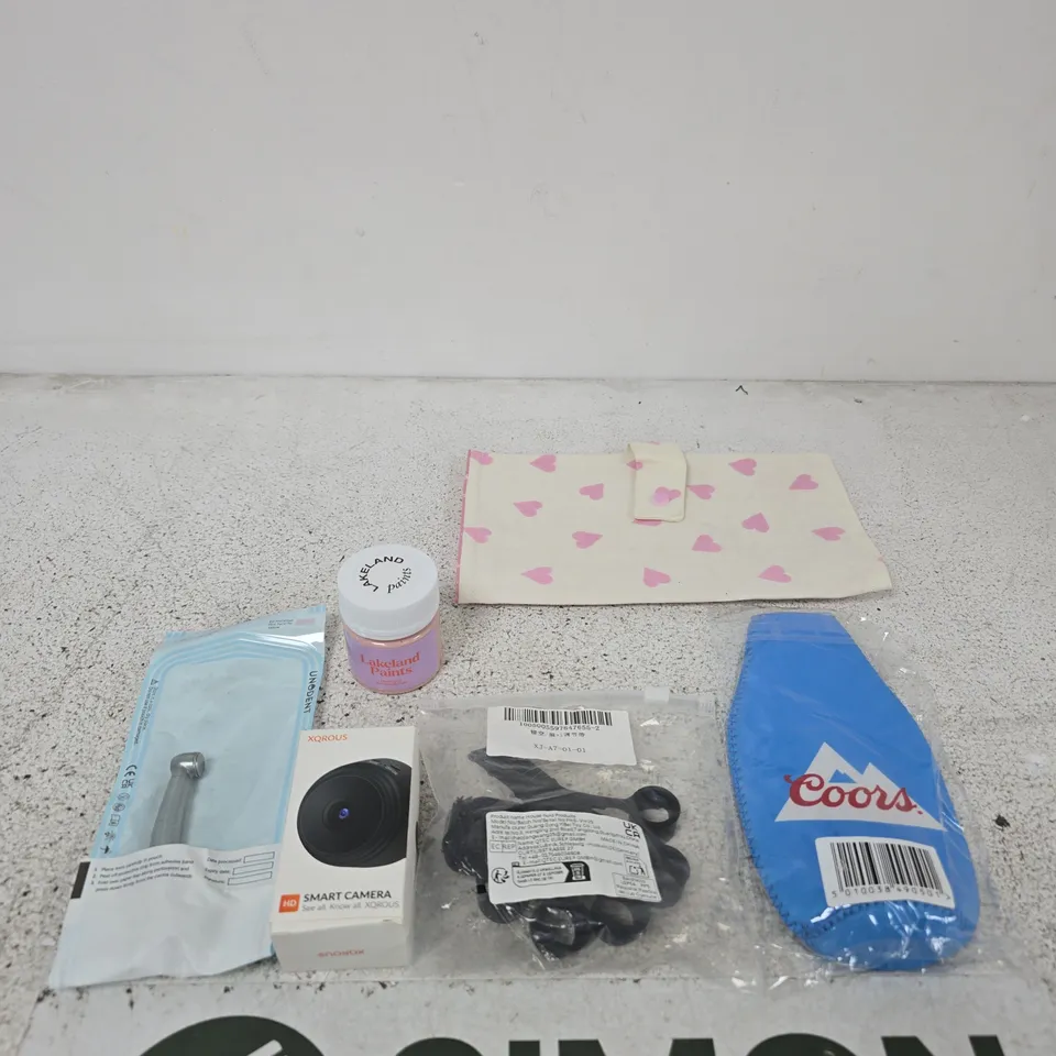 APPROXIMATELY 15 ASSORTED ITEMS INCLUDING UNO DENT SELF-SEAL STERALISATION POUCH, XQROUS SMART CAMERA AND A COORS BOTTLE HOLDER