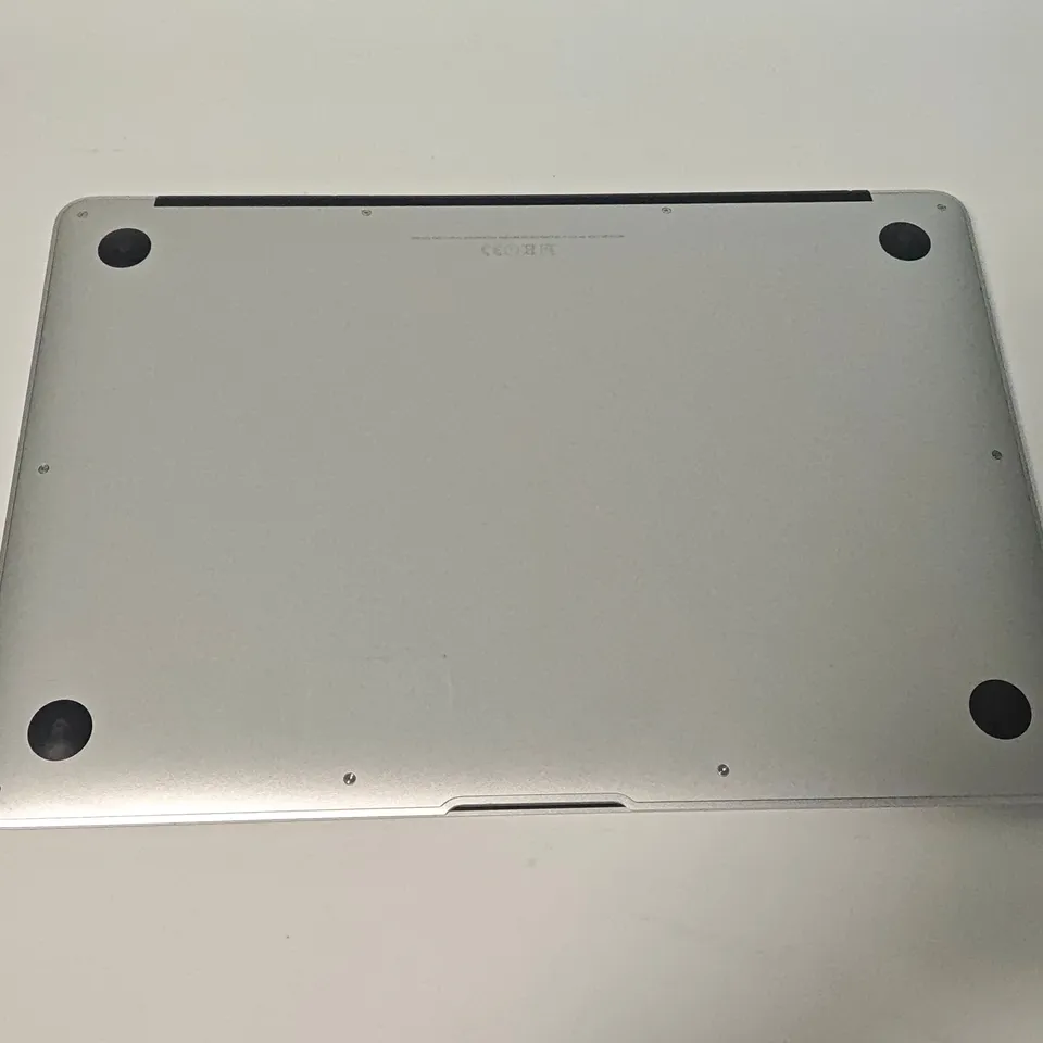 UNBOXED APPLE MACBOOK AIR I-7 8GB/256GB IN SILVER - A1466