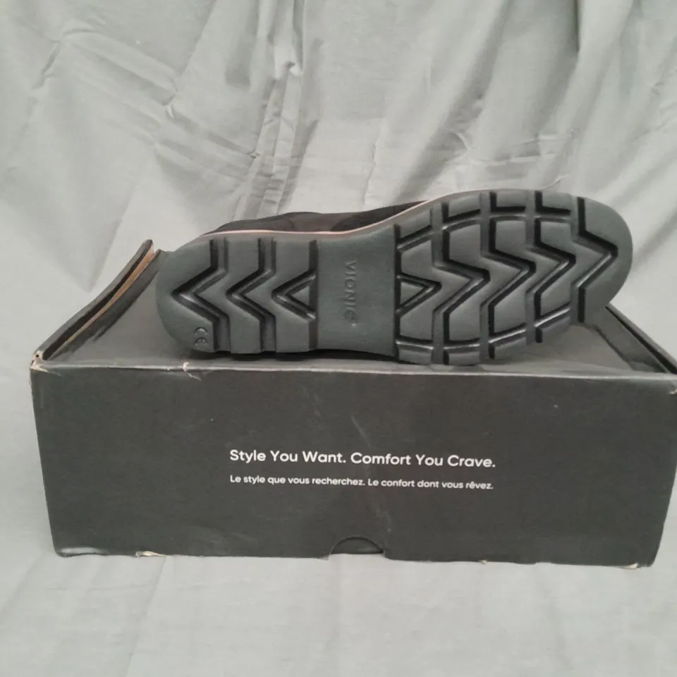 BOXED PAIR OF VIONIC LARSON LACE UP BOOTS IN BLACK SIZE 4