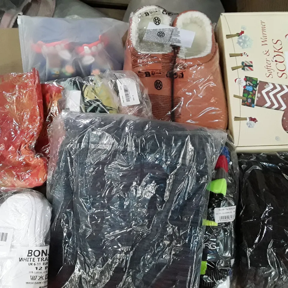 LARGE QUANTITY OF ASSORTED CLOTHING ITEMS TO INCLUDE SOCKS SHOES AND TOPS ECT