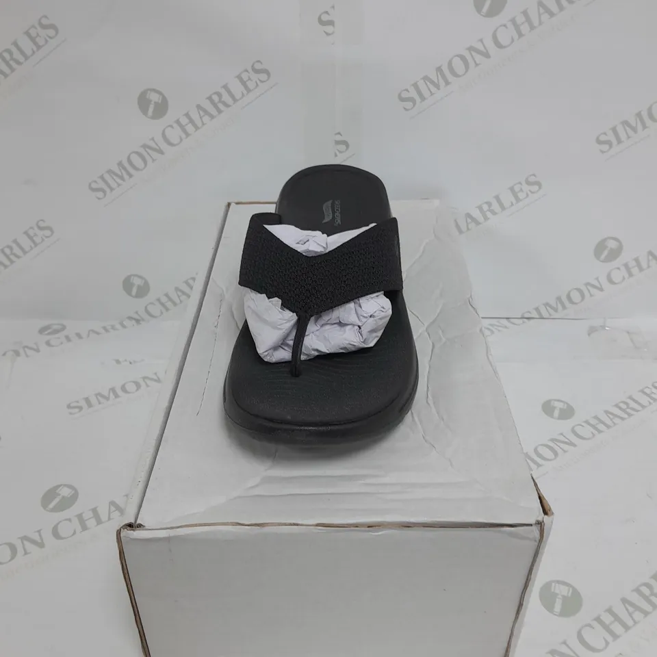 BOXED PAIR OF SKETCHERS ARCHFIT SANDAL SIZE 7 IN BLACK 