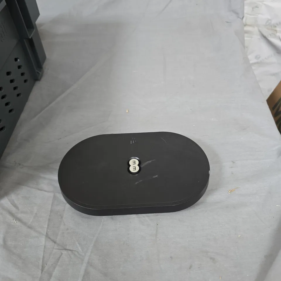 TOTE OF APPROXIMATELY 15 ASSORTED ITEMS TO INCLUDE: EE ROUTER 