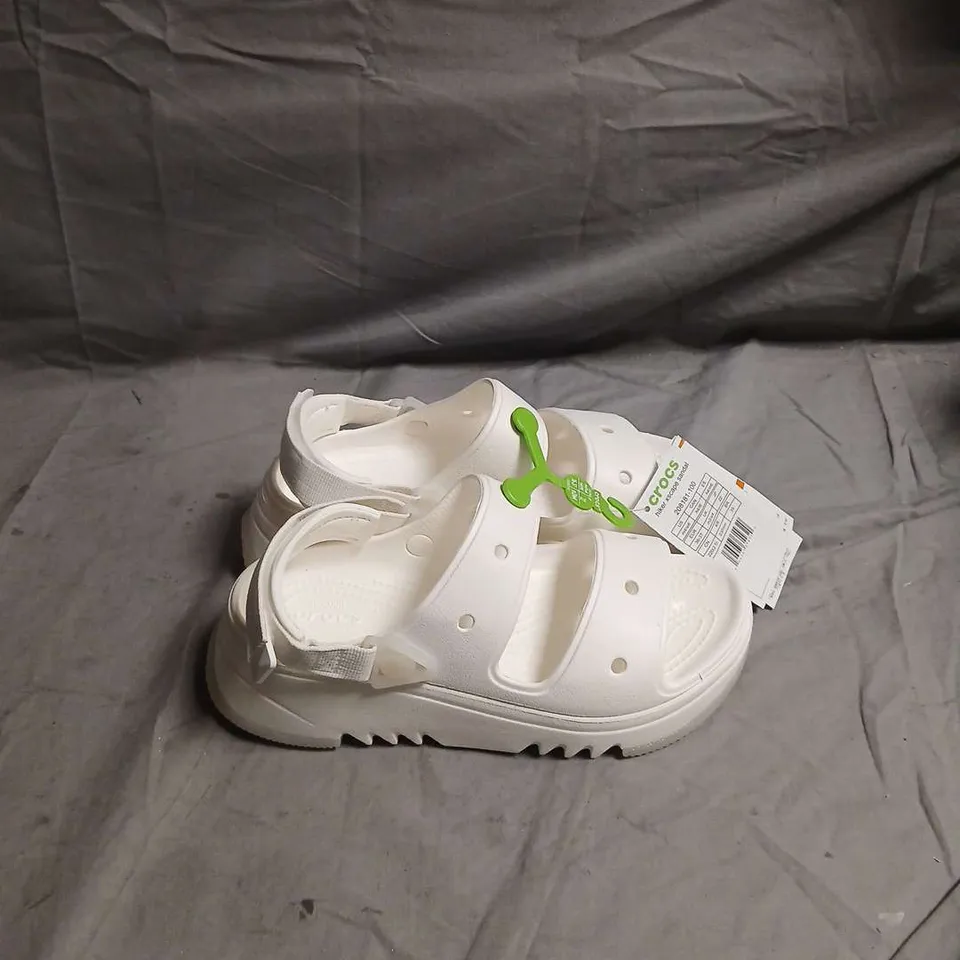 CROCS WHITE SANDALS WITH BACK STRAP – SIZE UK M3/W4
