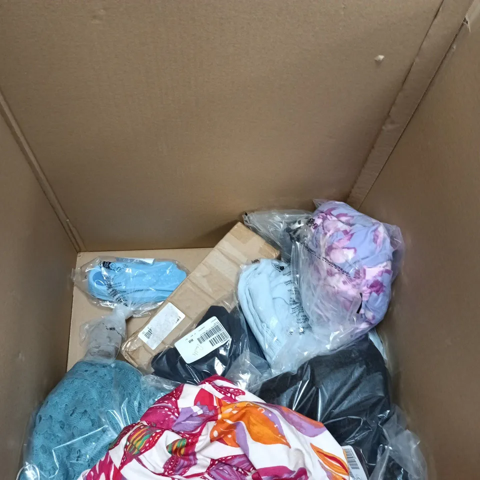 BOX OF APPROXIMATELY 15 HOUSEHOLD ITEMS TO INCLUDE CLOTHING, MINI MIST FAN AND SOLAR GARDEN LIGHTS