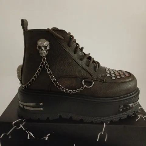 BOXED PAIR OF KOI CHAINED UP ENVY SKULL HARDWARE PLATFORM BOOTS – UK SIZE 6