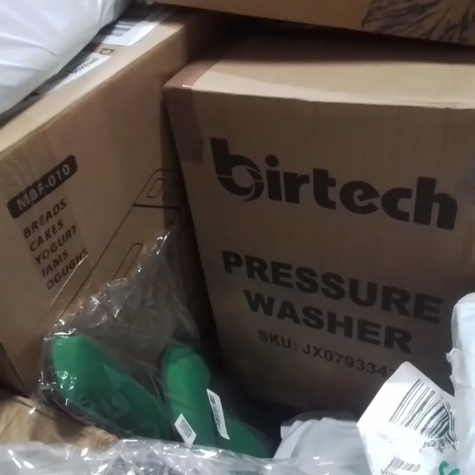 PALLET CONTAINING VARIOUS ASSORTED BOXED HOUSEHOLD ITEMS TO INCLUDE: STANLEY SPIRIT LEVELS, BABY BEACH TENT, KIDS FOOTBALL GOALS, BREAD MAKER, PRESSURE WASHER AND LOTS MORE UNMARKED BOXED ITEMS 