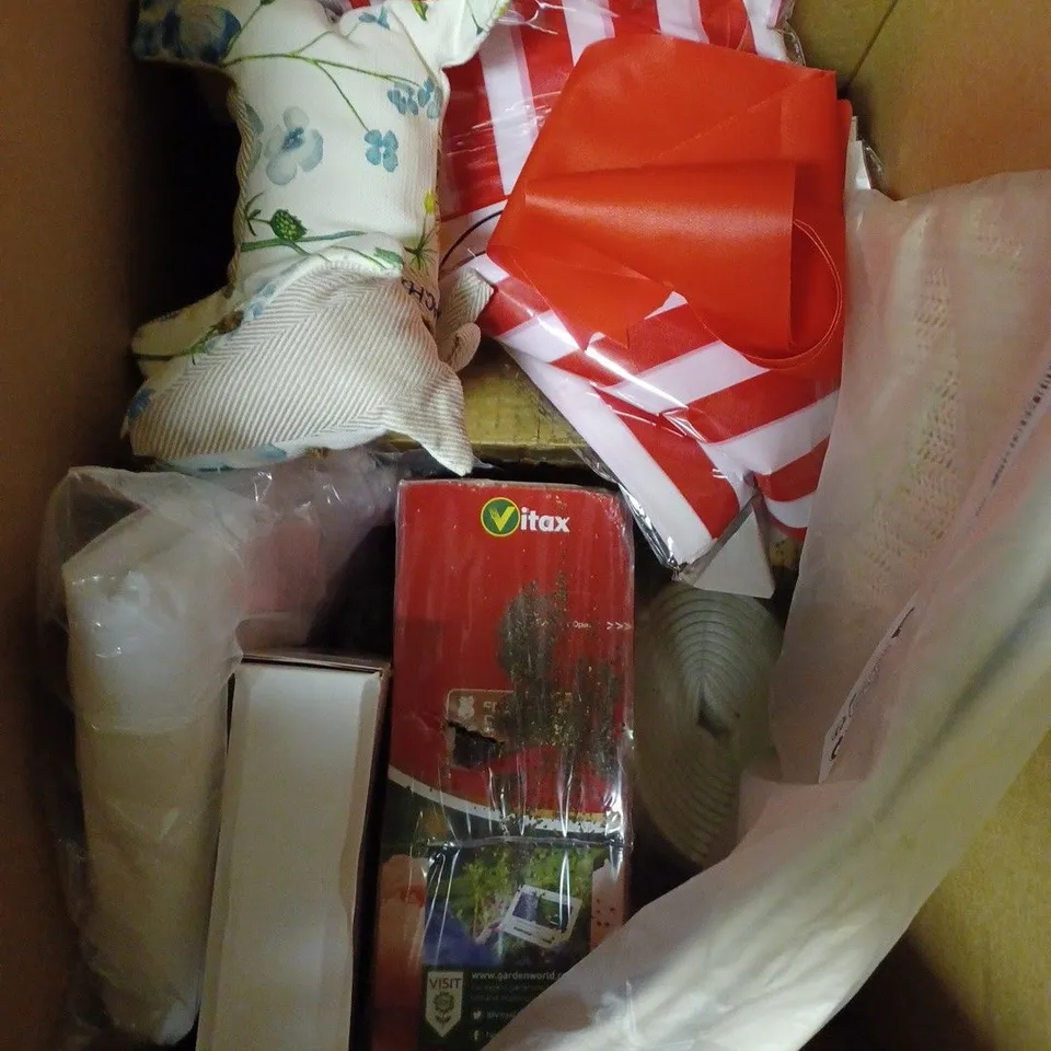 BOX OF APPROXIMATELY 10 ASSORTED HOUSEHOLD PRODUCTS TO INCLUDE CHOPPING BOARD, COTTON KITCHEN TOWELS, DISNEY DIARY ETC