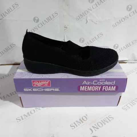 BOXED PAIR OF SKECHERS RELAXED FIT SHOES BLACK UK SIZE 7