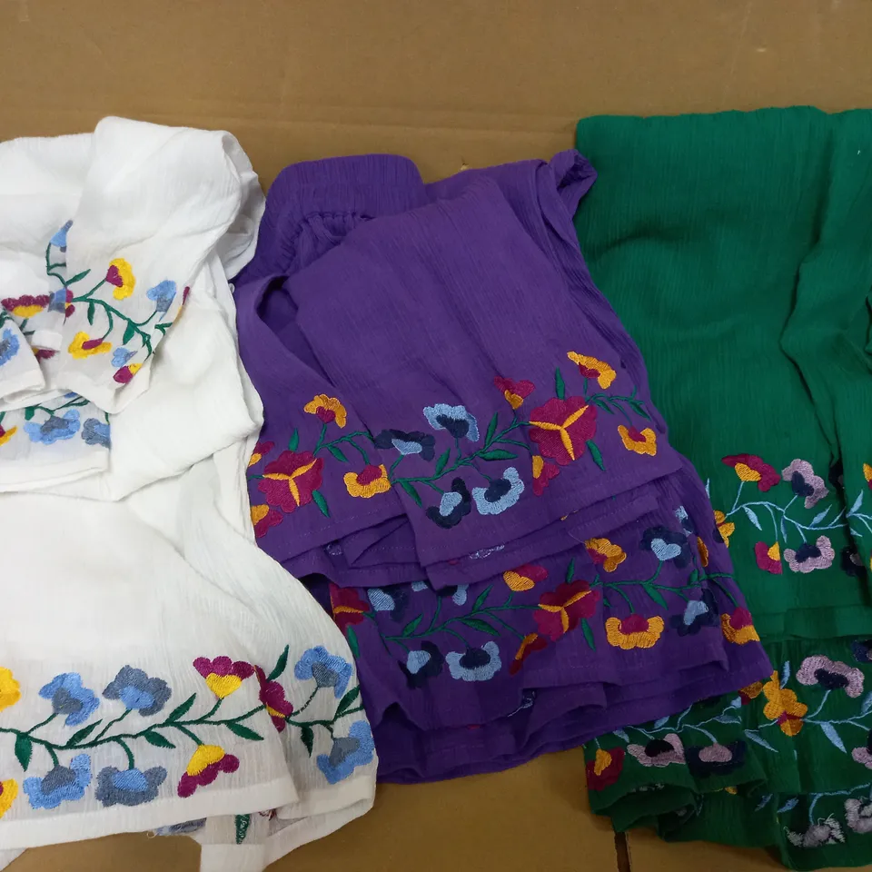 BOX OF VARIOUS WOMEN'S CLOTHING ITEMS TO INCLUDE FLORAL SUMMER SKIRTS, SUMMER JUMPERS, SATIN-FEEL PYJAMAS, SUMMER T-SHIRTS & NIGHTDRESSES