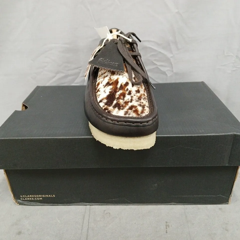 BOXED PAIR OF CLARKS ORIGINALS WALLABEE SHOES IN BROWN SIZE UK 9