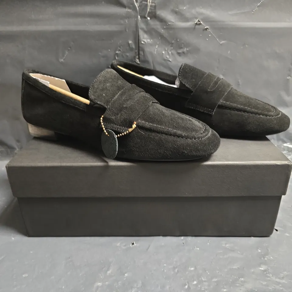 BOXED PAIR OF NV SLIP-ON SHOES IN BLACK SIZE 5