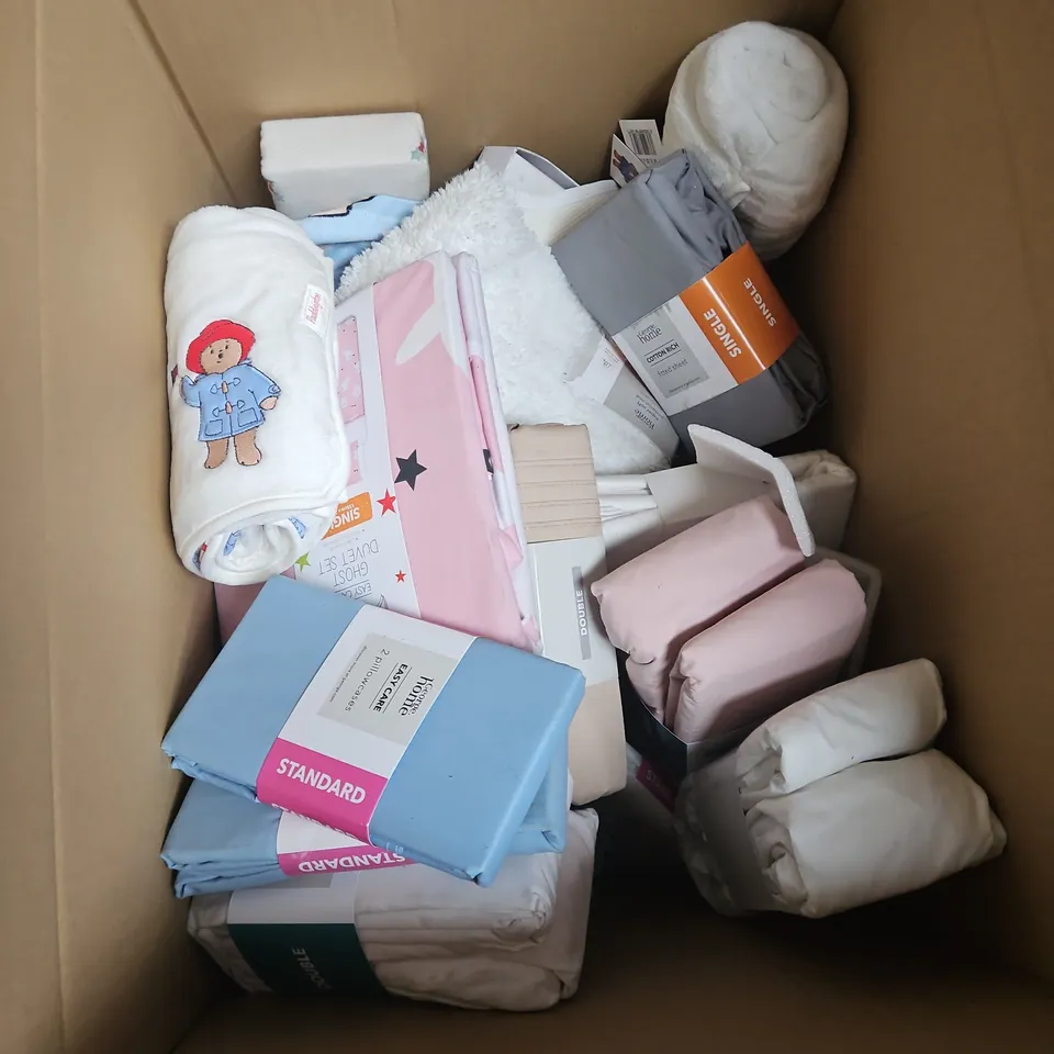 BOX OF APPROXIMATELY 12 ASSORTED BEDDING & SOFT FABRICS ITEMS TO INCLUDE - PILLOWCASES - DUVET SETS - BABY SLEEPING BAG