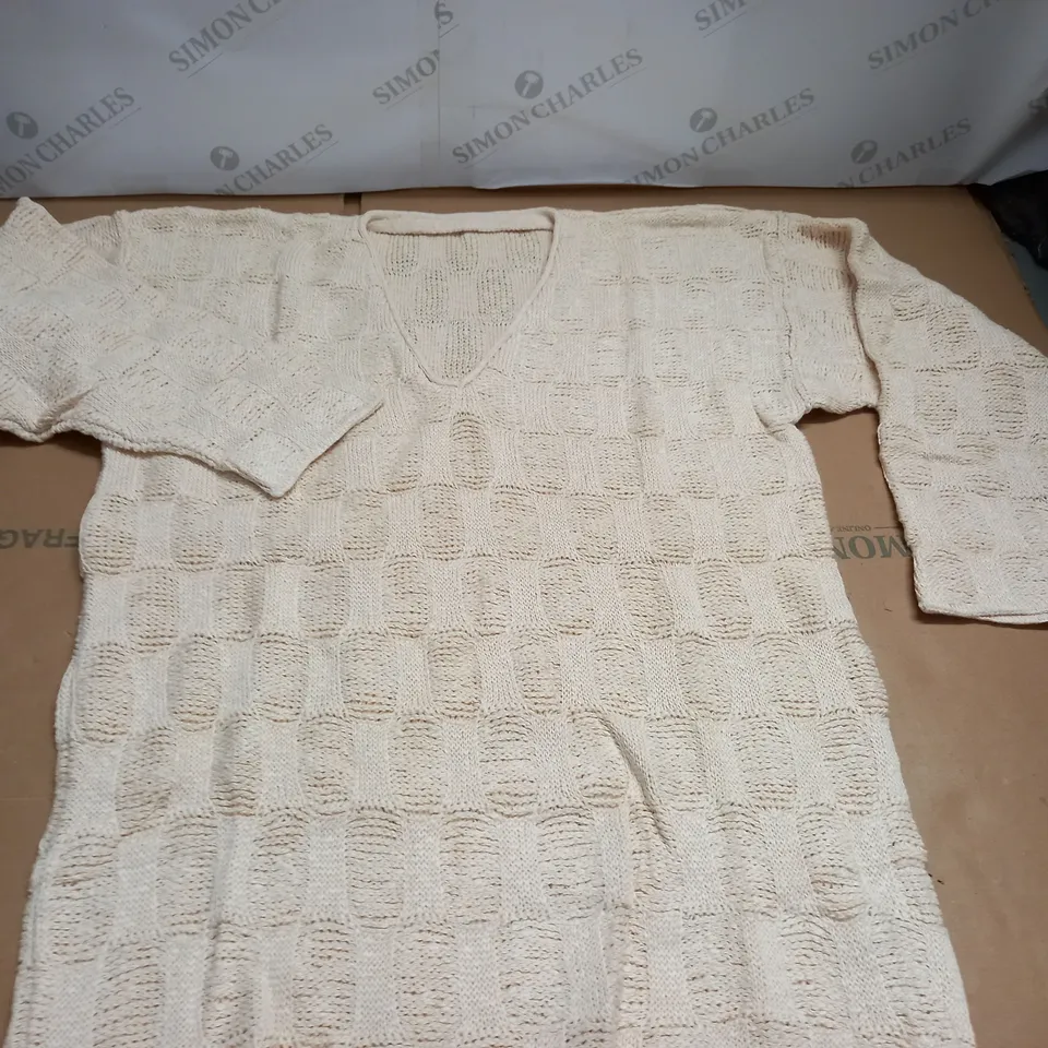LOT OF APPROXIMATELY 21 V-NECK CREAM JUMPERS - SIZE UNSPECIFIED