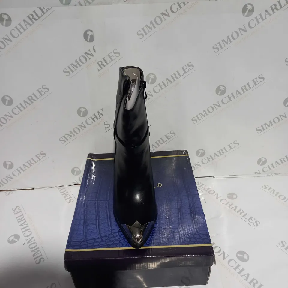 BOXED PAIR OF SERGIO METALLIC DETAIL COWBOY BOOTS SIZE 5