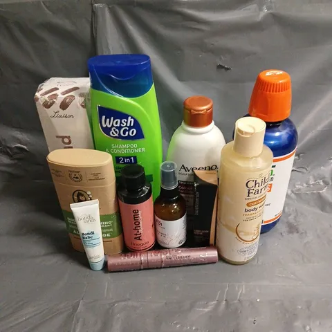 APPROXIMATELY 20 ASSORTED HEALTH & BEAUTY PRODUCTS TO INCLUDE CHILD'S FARM BODY WASH, AVEENO SHAMPOO, MAYBELLINE SKY HIGH MASCARA, ETC