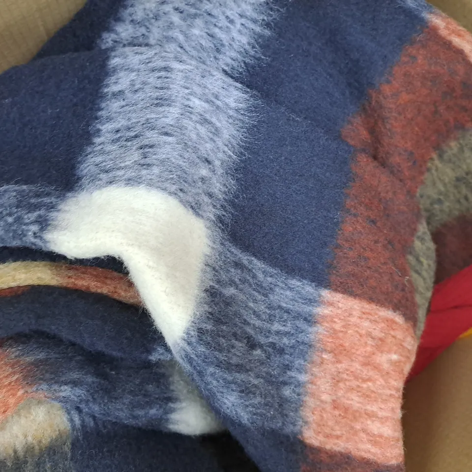 BOX OF APPROXIMATELY 25 ASSORTED CLOTHING AND FASHION ITEMS IN VARIOUS STYLES, SIZES, AND COLOURS