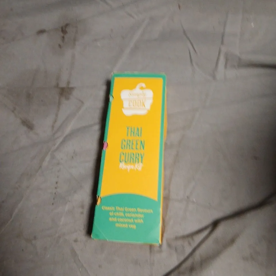 APPROXIMATELY 20 ASSORTED FOOD ITEMS INCLUDING KITKAT CHUNKY , TOBLERONE AND SIMPLY THAI GREEN CURRY RECIPE KIT