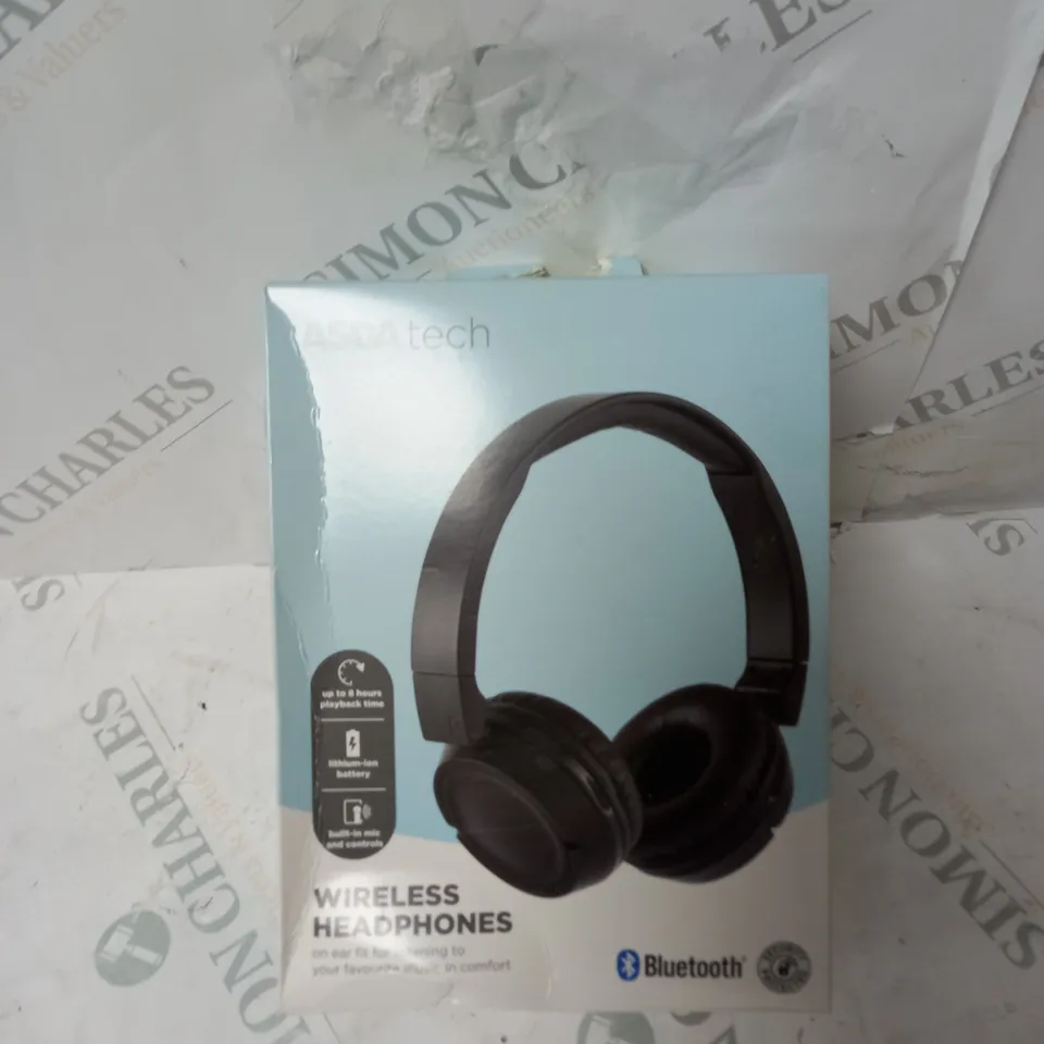 BOX OF ASSORTED ELECTRONICAL ITEMS TO INCLUDE RADIOS, AERIALS, EARPHONES ETC - COLLECTION ONLY 