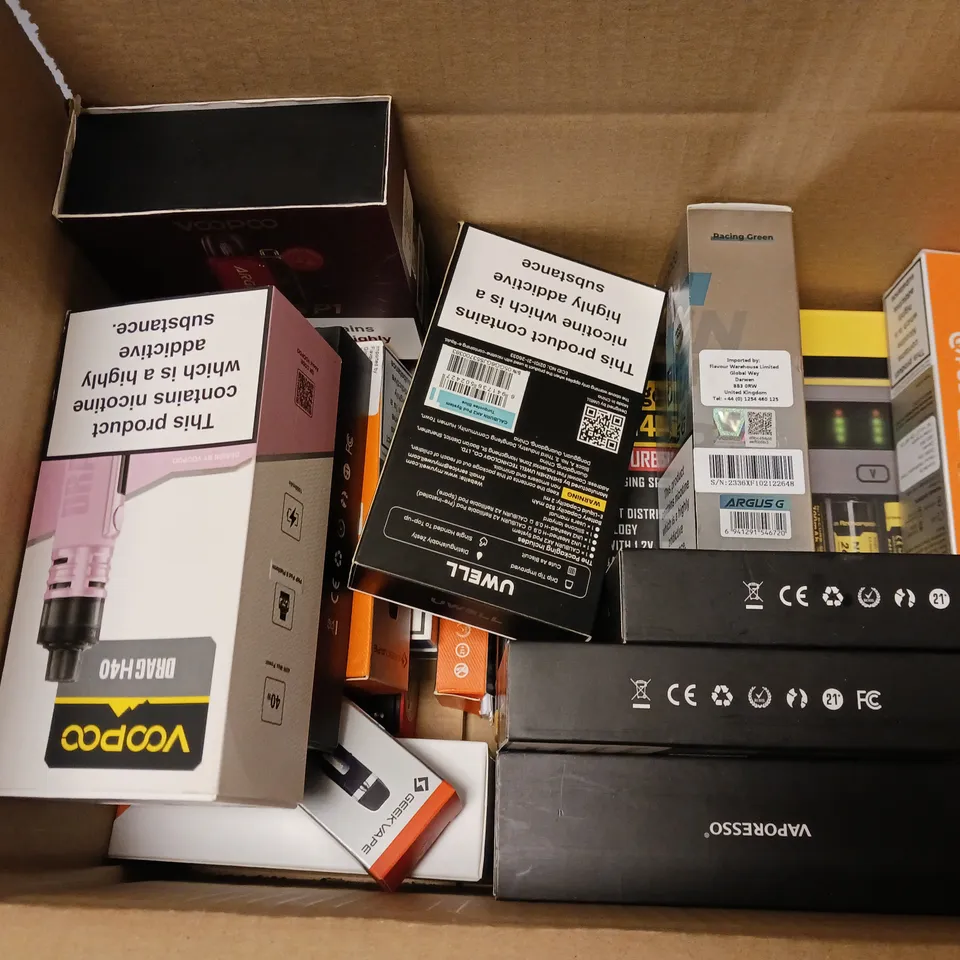 APPROXIMATELY 20 VAPES, E-CIGARETTES & ACCESSORIES TO INCLUDE VOOPOO DRAG H40, UWELL CALIBRUN AK2, GEEKVAPE SONDER Q, ETC