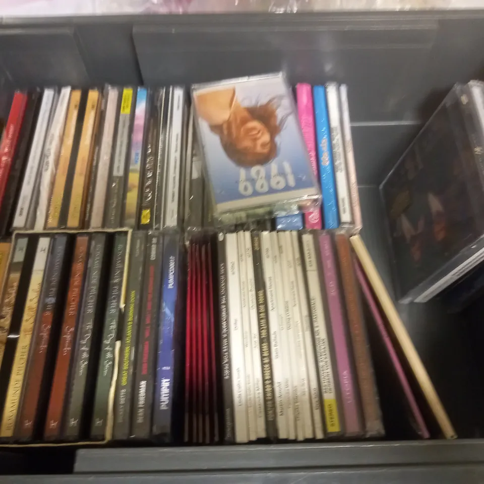 LOT OF ASSORTED CDS TO INCLUDE TAKE THAT, ROD STEWART AND ROB ZOMBIE