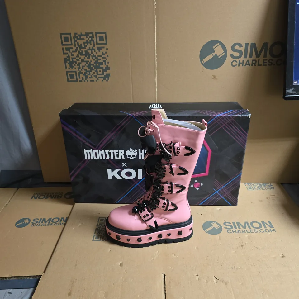 KOI MONSTER HIGH COUNT FABULOUS LONG BOOTS - PINK - UK SIZE 4 