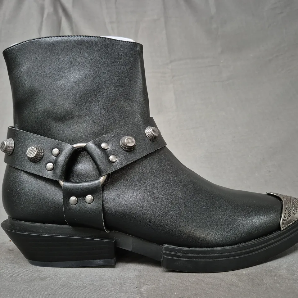 BOXED PAIR OF KOI SOULRENDER MEN'S HARDWARE COWBOY BOOTS IN BLACK/ANTIQUE SILVER UK SIZE 9