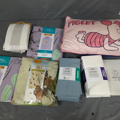 APPROXIMATELY 8 ASSORTED HOUSEHOLD ITEMS TO INCLUDE VARIOUS BEDDING IN VARIOUS SIZES AND STYLES