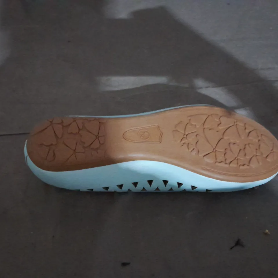 APPROXIMATELY 9 PAIRS OF FLAT SLIP ON SHOES SIZE 4 