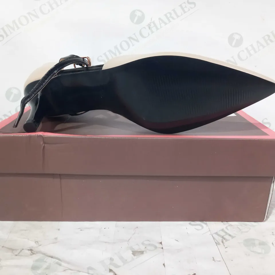 BOXED PAIR OF DESIGNER CLOSED POINTED TOE LOW HEEL SHOES IN BEIGE EU SIZE 42