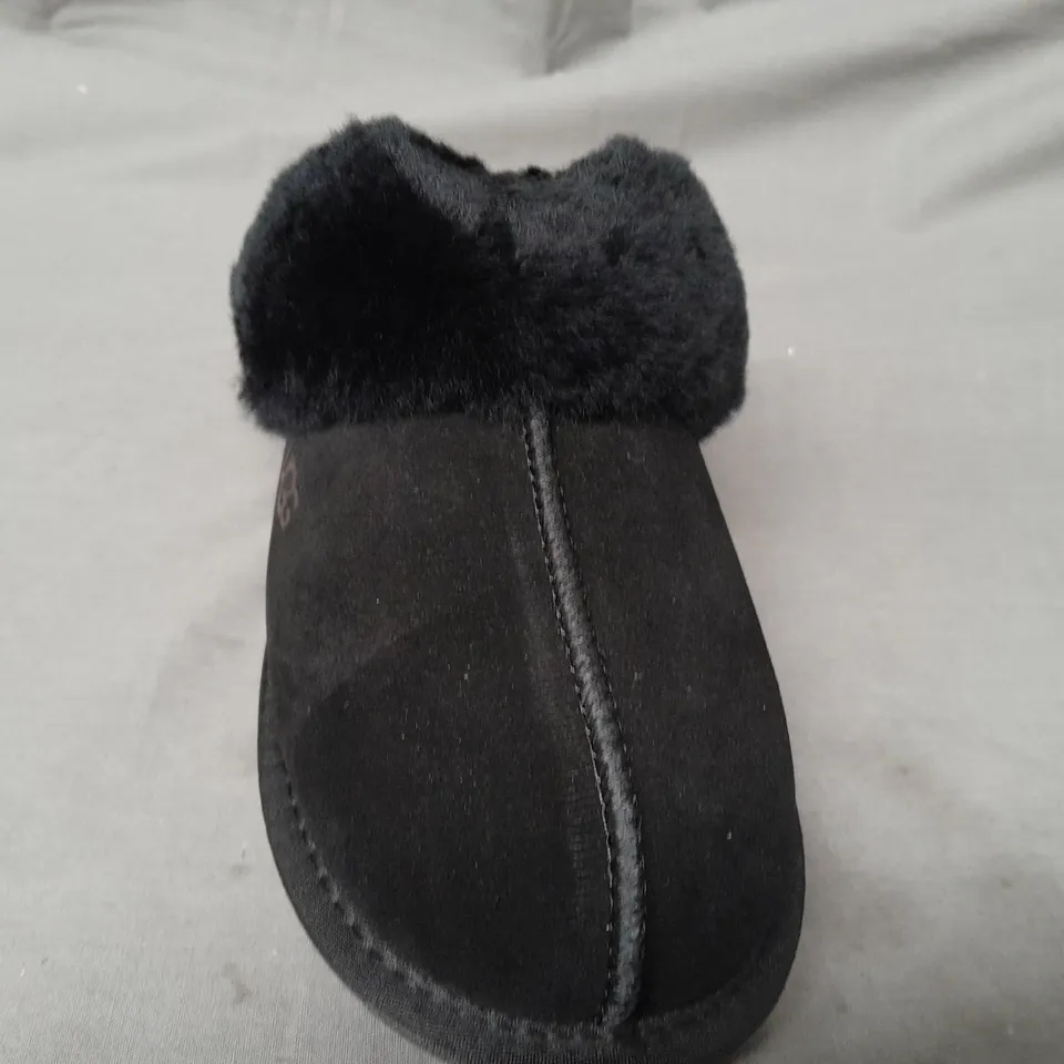 BOXED PAIR OF UGG SLIPPERS IN BLACK UK SIZE 7
