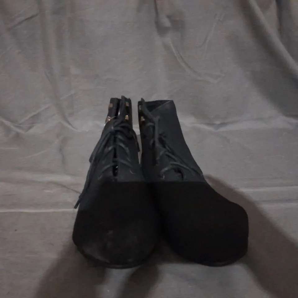 APPROXIMATELY 10 PAIRS OF LACE UP FLAT ANKLE SHOES TO INCLUDE SIZE 8 