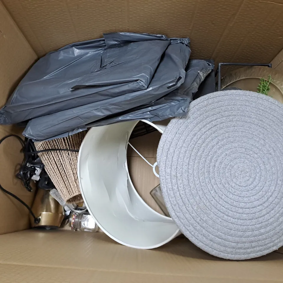 BOXED HOUSEHOLD ITEMS TOO INCLUDE STORAGE UNITS , PLACE MATS AND BOWLS 