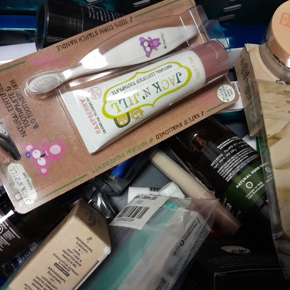 APPROX 15 ASSORTED BEAUTY PRODUCTS TO INCLUDE LYNX BODY WASH, PAULA'S CHOICE CLEANSER, BAH HUMBUG SOAP BAR, ETC 