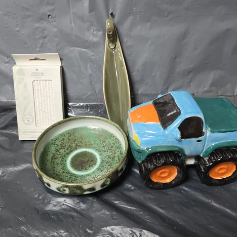 APPROXIMATELY 8 ASSORTED ITEMS TO INCLUDE - MONSTER TRUCK MONEY BOX , CROLL & DENECKE STONE SOAP DISH ETC