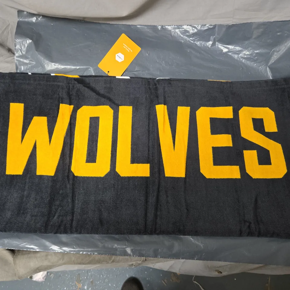 PAIR OF WOLVES FOOTBALL CLUB TOWELS – WOLVERHAMPTON WANDERERS (WOLVES)