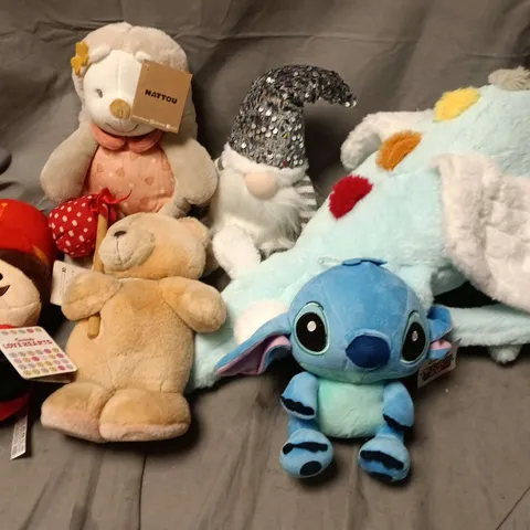 LOT OF 10 ASSORTED PLUSHIES TO INCLUDE DISNEY AND SWIZZELS