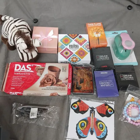 APPROXIMATELY 15 ASSORTED TOYS & GAMES TO INCLUDE MODELLING CLAY, TAROT CARDS, EVA FOAM MAKER, ETC